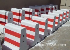 青島廠家批發零售道路水泥隔離墩