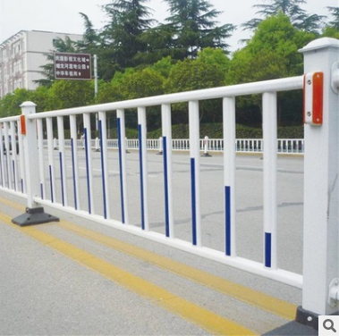 廠家直銷城市道路隔離欄桿白色鋅鋼護欄交通設施安全隔離護欄批發