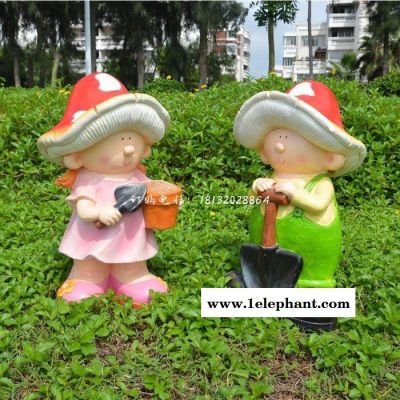 戴著蘑菇帽子的卡通小孩，公園卡通人物雕塑
