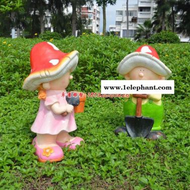戴著蘑菇帽子的卡通小孩，公園卡通人物雕塑