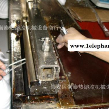 熱熔膠上膠機(jī),鋁條上膠機(jī),口罩鋁條上膠機(jī)、熱熔膠上膠機(jī)