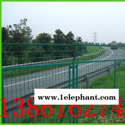 供應(yīng)高速公路護(hù)欄網(wǎng)、鐵路護(hù)欄網(wǎng)、鎮(zhèn)江圍欄網(wǎng)、防護(hù)網(wǎng)，柵欄，廠區(qū)小區(qū)防護(hù)網(wǎng)、鎮(zhèn)江護(hù)欄網(wǎng)
