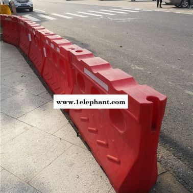 滾塑水馬符合高速公路安全防撞要求規范 滾塑水馬生產廠家 滾塑圍欄水馬價格