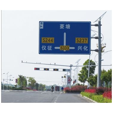 監控桿工程案例道路標志牌與交通信號燈桿件