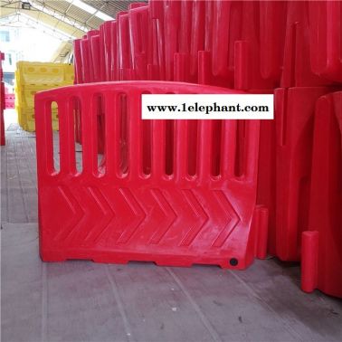 車站隔離警示圍欄塑料水馬結(jié)實(shí)耐用 道路隔離墩防撞桶 火車站現(xiàn)場(chǎng)隔離圍檔