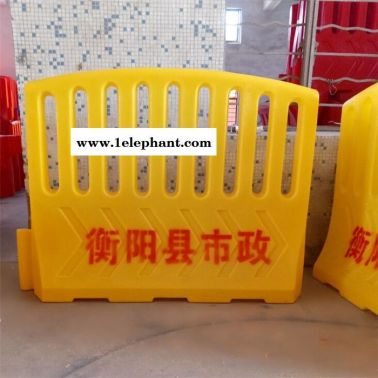 衡陽市政水馬圍欄 常寧藍色水馬防撞欄 交通防撞桶滾塑水馬廠家