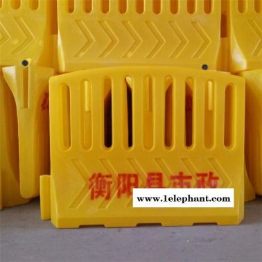 益陽(yáng)滾塑水馬高圍欄圍檔 岳陽(yáng)道路隔離墩 市政水馬隔離墩廠家