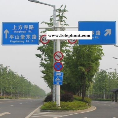 信號燈監(jiān)控綜合桿標(biāo)志桿廠家
