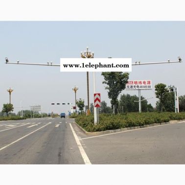 監(jiān)控?zé)魲U路口標志桿