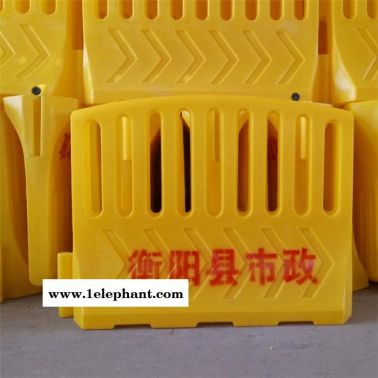 湖南市政單位專用滾塑水馬圍檔 燃?xì)馐┕じ綦x警示圍欄滾塑水馬做工精細(xì)