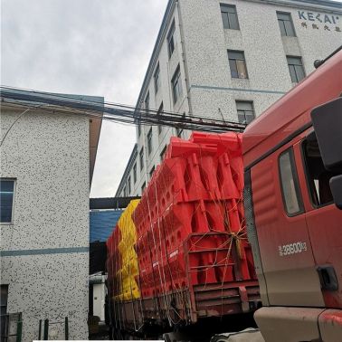 高速公路滾塑水馬使用現(xiàn)場 船型防撞墩 滾塑水馬 塑料高圍欄防撞桶