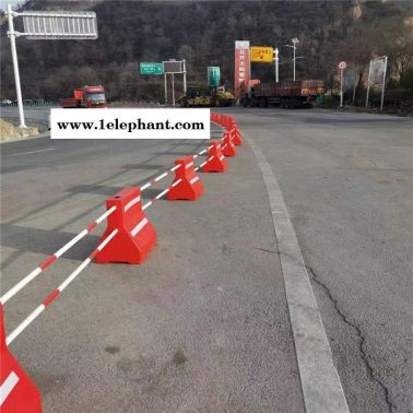 高速公路匝道口隔離水馬防撞墩 高速臨時封道隔離欄滾塑水馬廠家