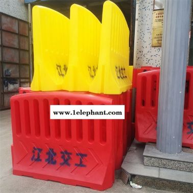 中鐵施工防護欄水馬 市政單位專用滾塑圍欄水馬圍檔廠家