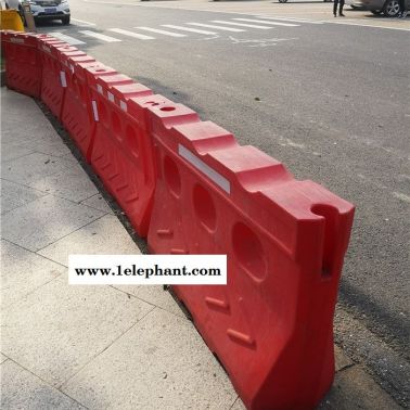 上海高速公路警示防撞桶滾塑水馬 高速公路滾塑水馬船型防撞墩廠家