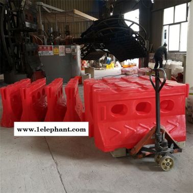 昆明滾塑水馬隔離墩批發(fā) 云南高速公路防撞桶 滾塑圍欄水馬圍檔