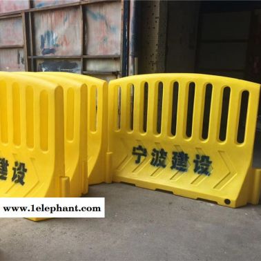 施工隔離欄 寧波塑料防護(hù)欄圍檔 市政警示防護(hù)欄水馬隔離墩