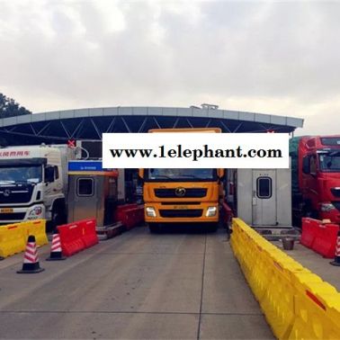 三孔滾塑水馬高速公路水馬耐撞性能強(qiáng) 高速公路船型防撞墩
