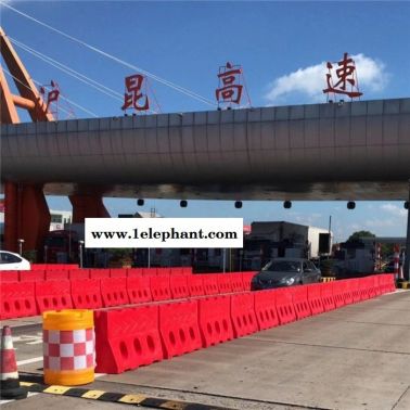 封道隔離水馬圍欄 高速公路專用高強度滾塑水馬批發廠家