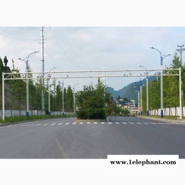 監控桿造價道路標志牌與交通信號燈桿件
