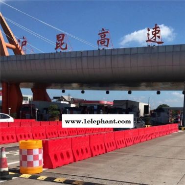 封道隔離水馬圍欄 高速公路專用高強度滾塑水馬批發廠家