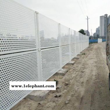 廣東道路建筑白色烤漆沖孔板護(hù)欄 沿海地區(qū)抗臺(tái)風(fēng)常用護(hù)欄