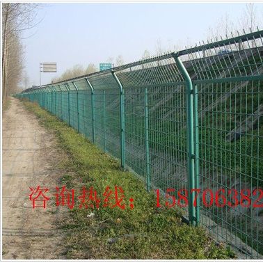 上饒工地鐵絲網(wǎng)護(hù)欄 撫州養(yǎng)殖場圍欄價錢