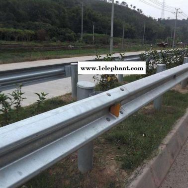 連江定制批發高速公路波形護欄 高速三波護欄板 熱鍍鋅防撞護欄